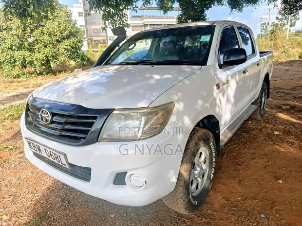 Toyota Hilux 2013 White
