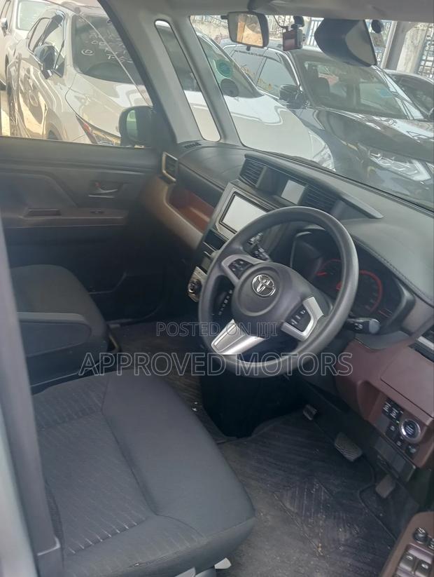 Toyota Roomy 2018 Silver