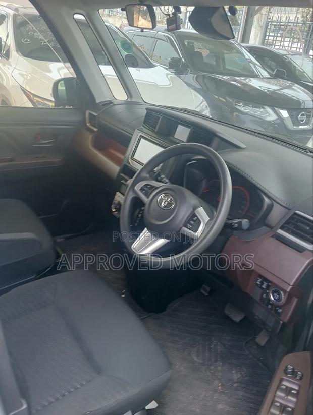 Toyota Roomy 2018 Silver