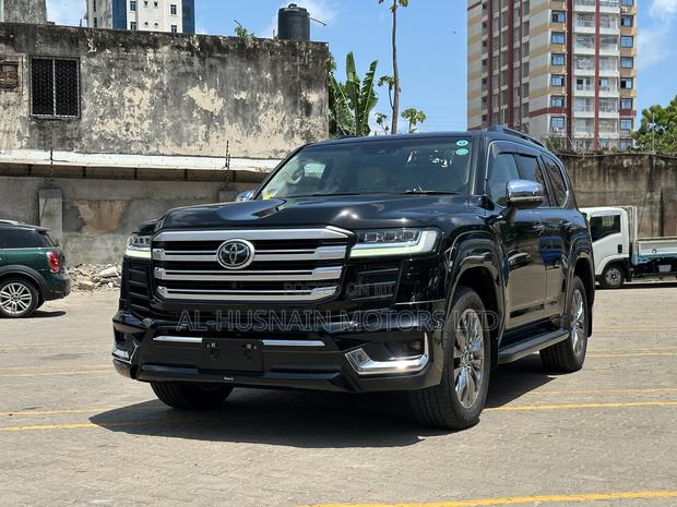 Toyota Land Cruiser LC300 2023 Black