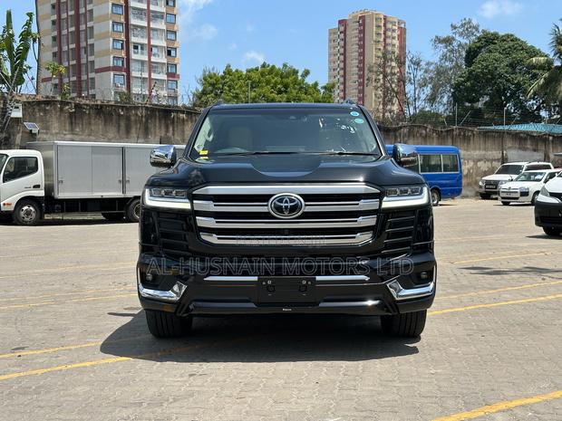 Toyota Land Cruiser LC300 2023 Black