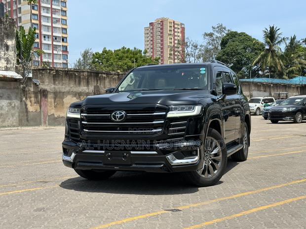 Toyota Land Cruiser LC300 2023 Black