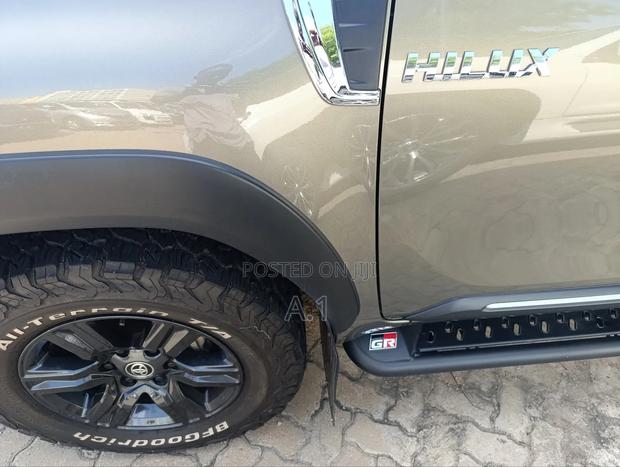 Toyota Hilux SR HI-Rider 2019 Gray