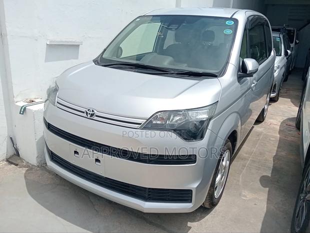 Toyota Spade 2018 Silver