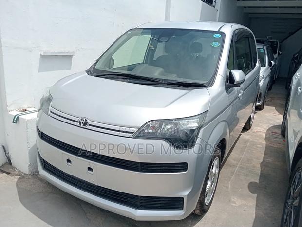 Toyota Spade 2018 Silver