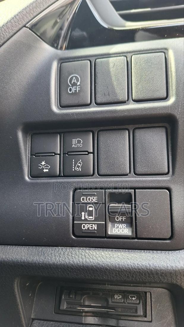Toyota Esquire 2.0 AWD (7 seater) 2019 Beige