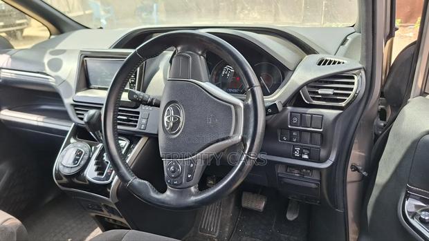 Toyota Esquire 2.0 AWD (7 seater) 2019 Beige
