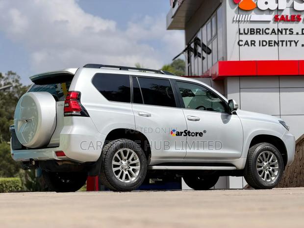 Toyota Land Cruiser Prado 2.8 2022 Silver