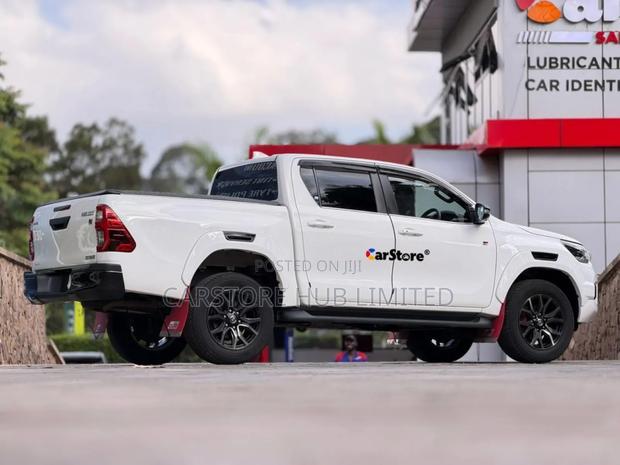 Toyota Hilux 2022 White