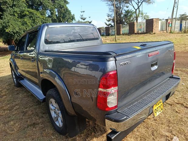 Toyota Hilux 2013 Gray