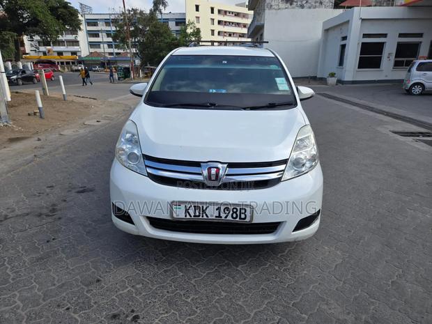 Toyota ISIS 2016 White
