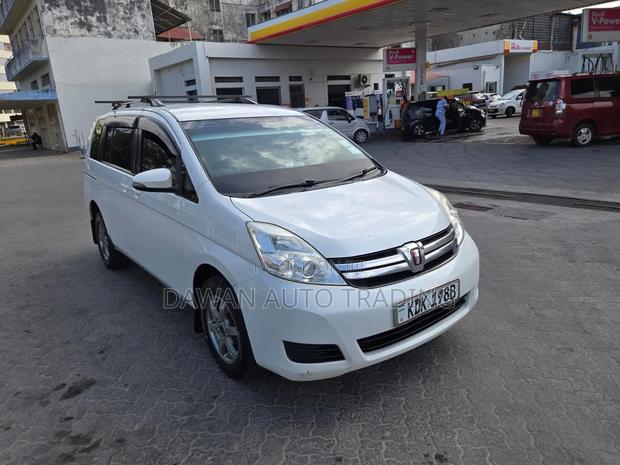 Toyota ISIS 2016 White