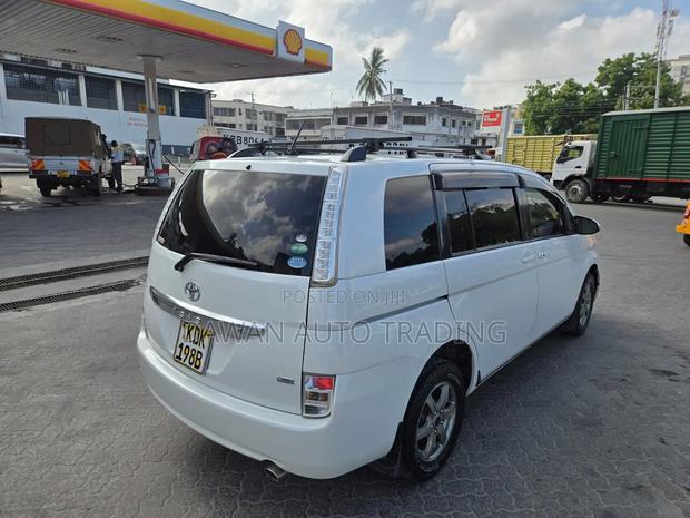 Toyota ISIS 2016 White
