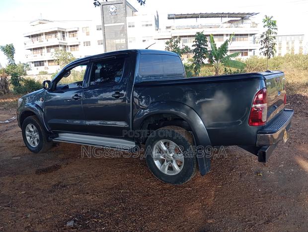 Toyota Hilux 2013 Gray