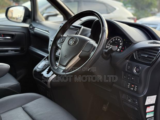 Toyota Esquire 2.0 AWD (7 seater) 2019 Purple