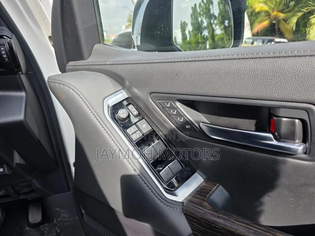 Toyota Land Cruiser 2023 White
