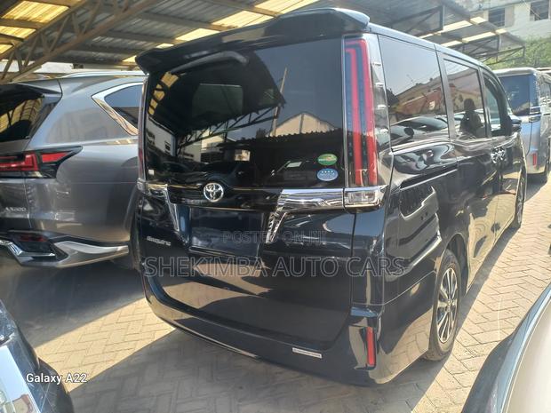 Toyota Esquire 2.0 FWD (8 seater) 2019 Blue