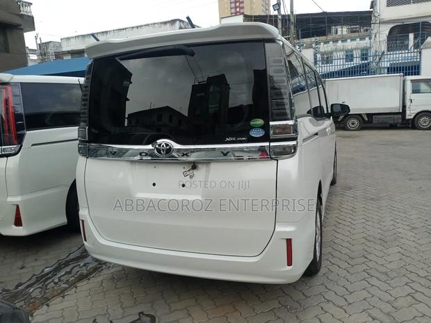 Toyota Voxy 2018 White