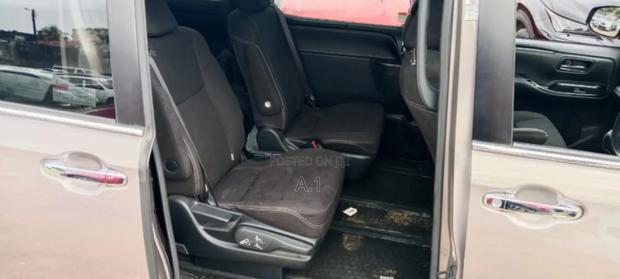 Toyota Esquire 2.0 FWD (7 seater) 2019 Brown