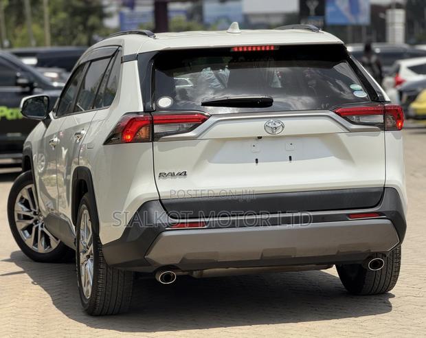 Toyota RAV4 XLE Premium FWD 2020 White