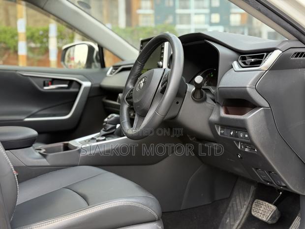 Toyota RAV4 XLE Premium FWD 2020 White