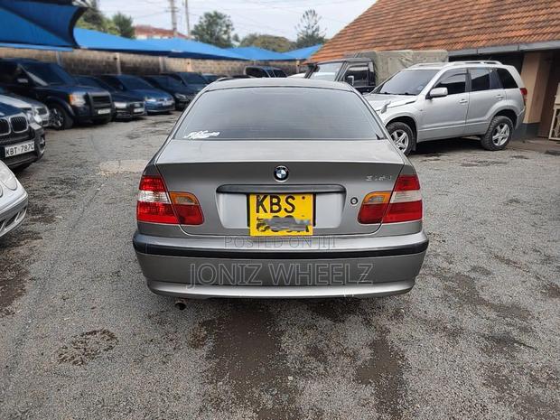 BMW 320i Sedan RWD 2005 Silver