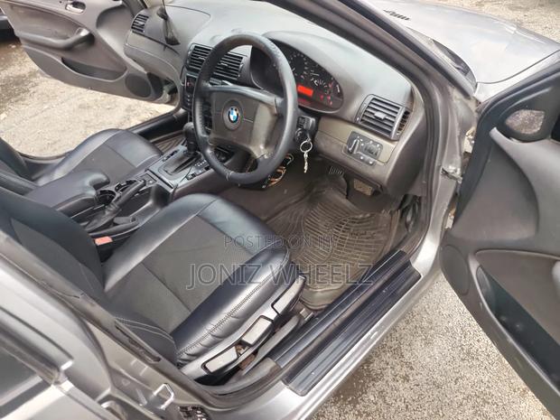 BMW 320i Sedan RWD 2005 Silver