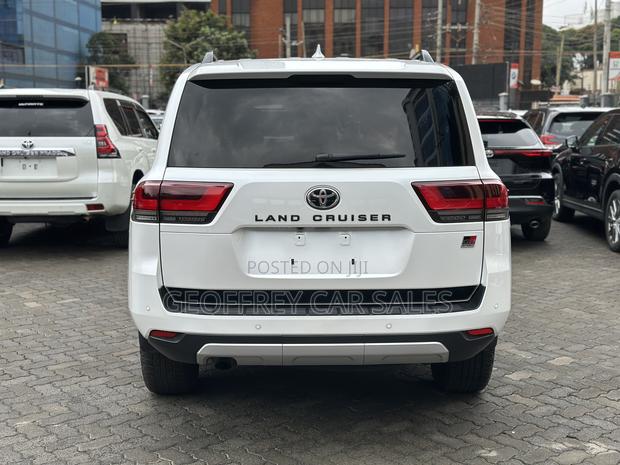 Toyota Land Cruiser Prado 2022 White