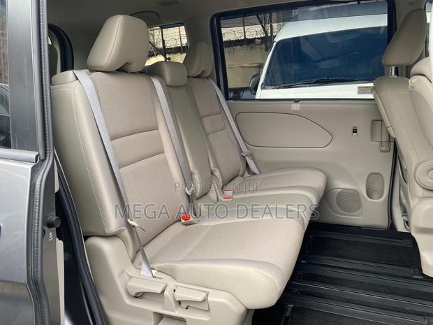 Nissan Serena 2018 Gray