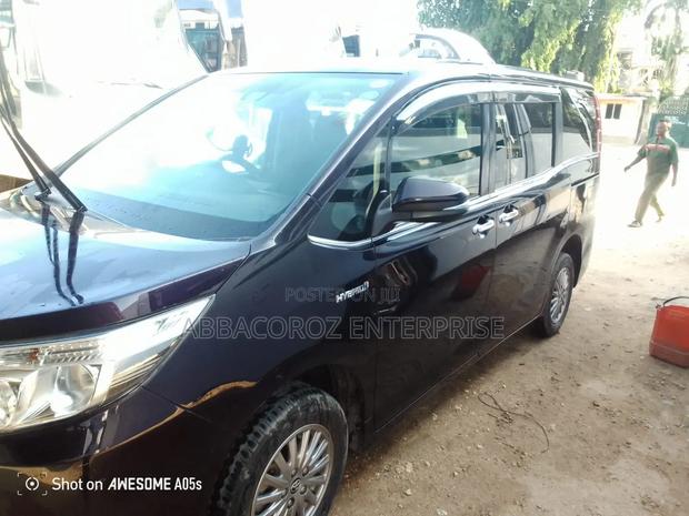 Toyota Esquire 1.8 FWD Hybrid (7 seater) 2017 Maroon