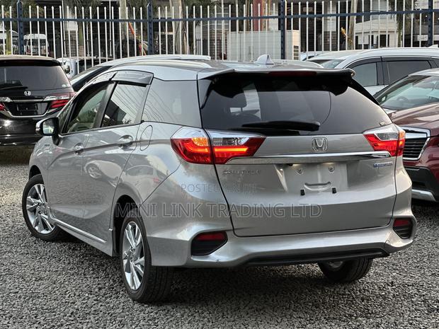 Honda Fit Shuttle 1.5 Hybrid 4WD 2018 Silver
