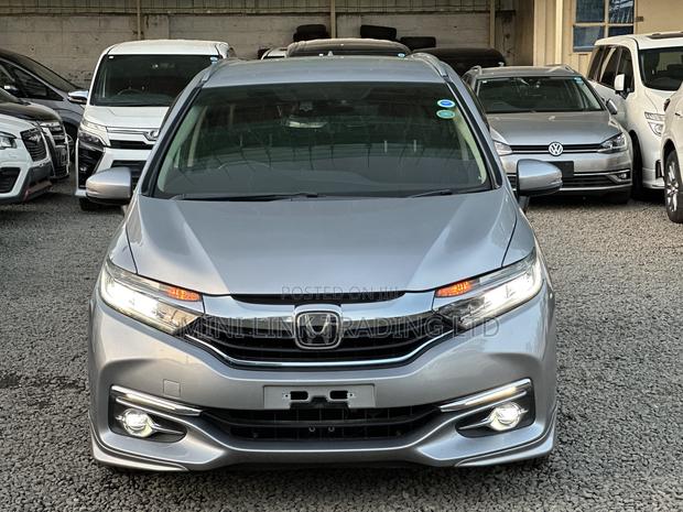 Honda Fit Shuttle 1.5 Hybrid 4WD 2018 Silver