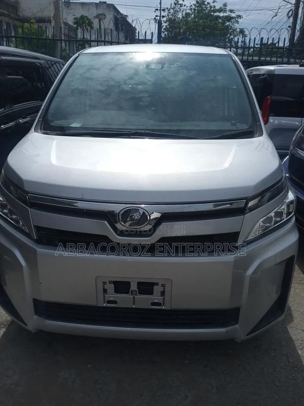 Toyota Voxy 2019 Silver