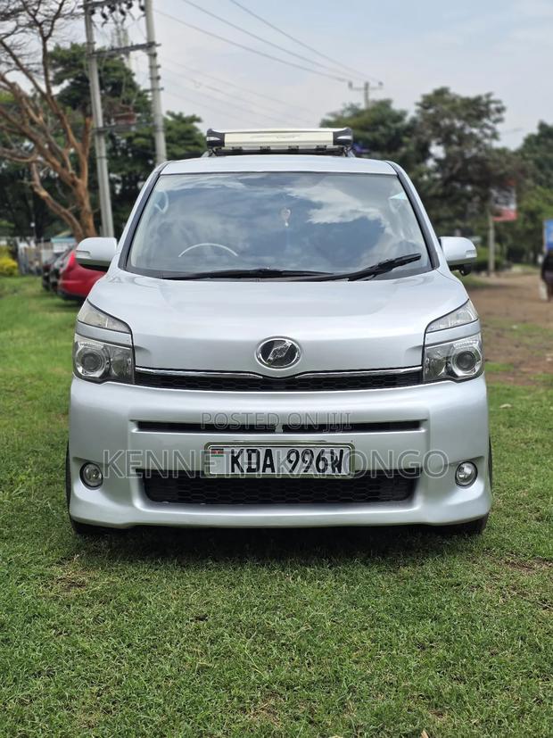 Toyota Voxy SV Premium 2014 Silver