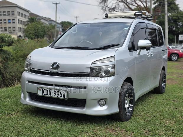 Toyota Voxy SV Premium 2014 Silver