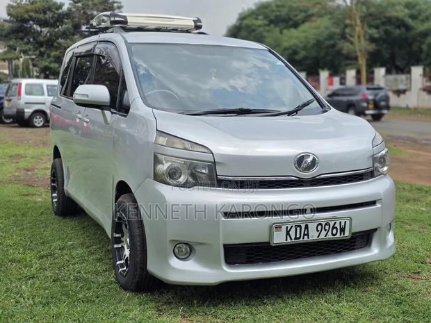 Toyota Voxy SV Premium 2014 Silver