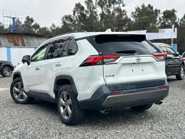 Toyota RAV4 XLE Premium AWD 2019 White