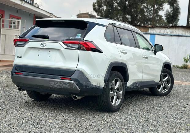 Toyota RAV4 XLE Premium AWD 2019 White