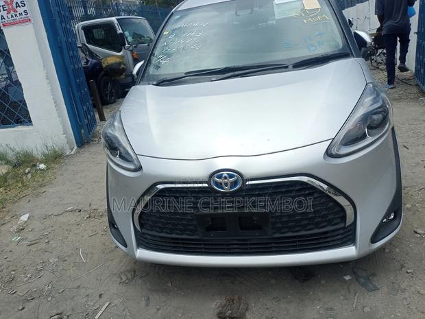 Toyota Sienta 2018 Silver