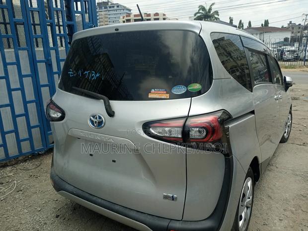 Toyota Sienta 2018 Silver