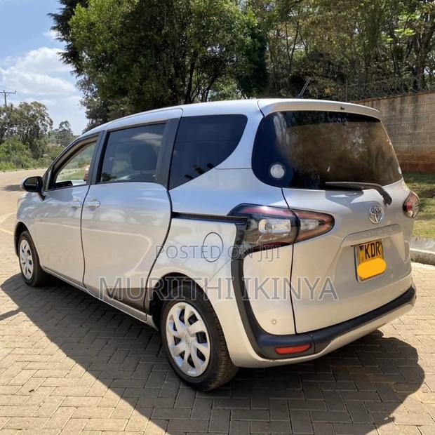 Toyota Sienta 2015 Silver