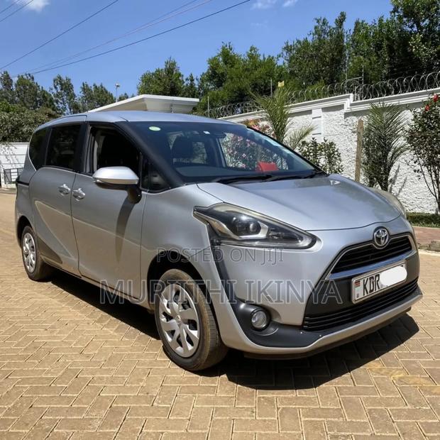 Toyota Sienta 2015 Silver