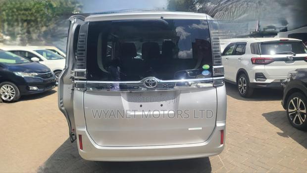 Toyota Voxy 2018 Silver