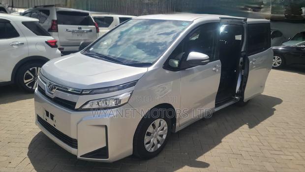 Toyota Voxy 2018 Silver