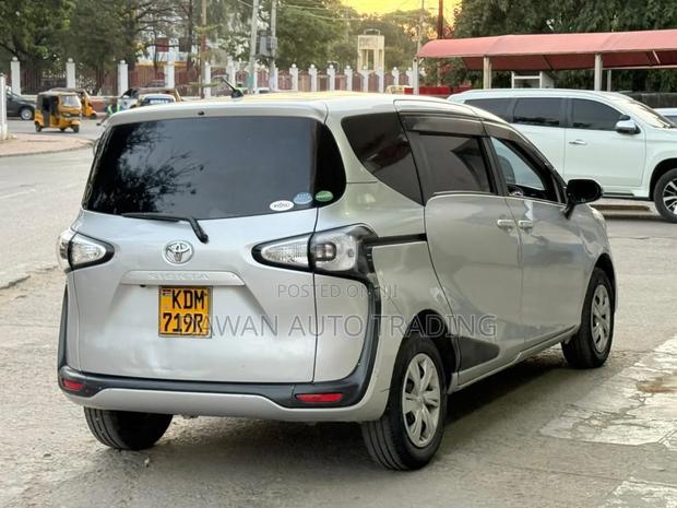 Toyota Sienta 2016 Silver