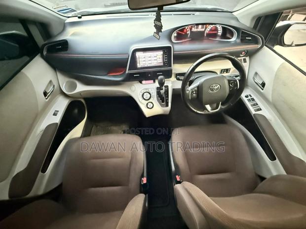 Toyota Sienta 2016 Silver