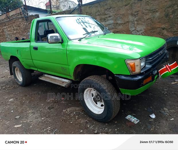 Toyota Hilux 1990 Green