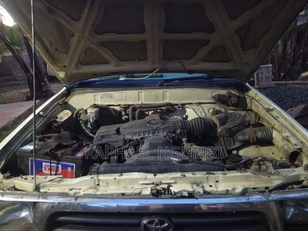 Toyota Hilux 2000 Yellow