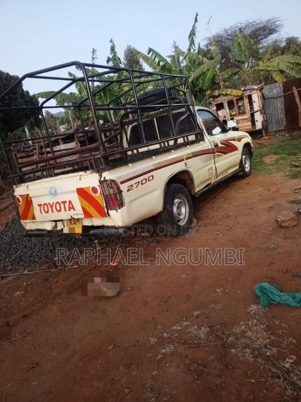 Toyota Hilux 2000 Yellow