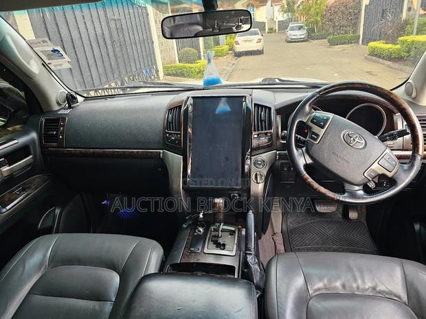 Toyota Land Cruiser 2009 White